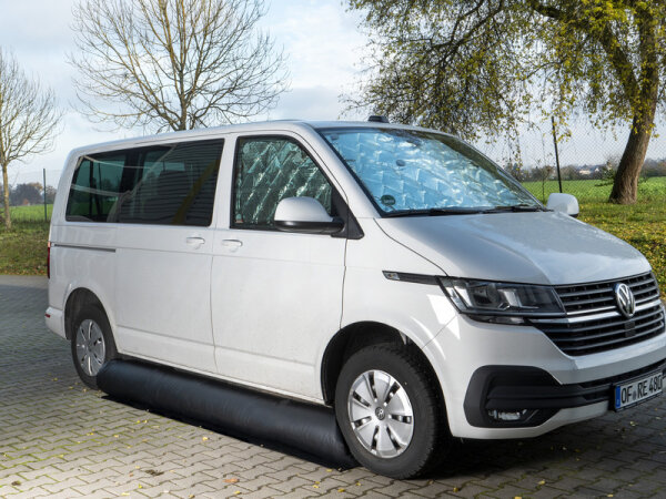 Inflatable windbreak for camping bus