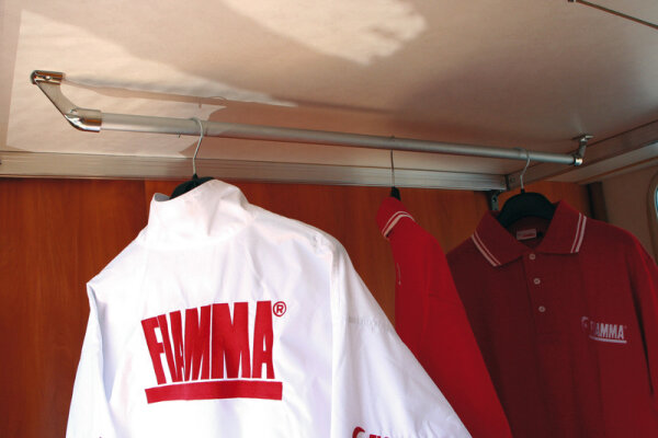 Portant à vêtements Carry Rail pour le garage arrière